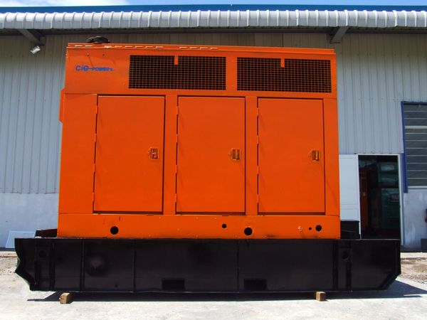 200 KW Onan CUMMINS soundproof Generator
